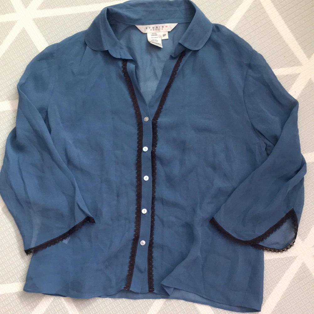 100% silk beautiful button down sheer blouse. Excellent condition. Size petite S